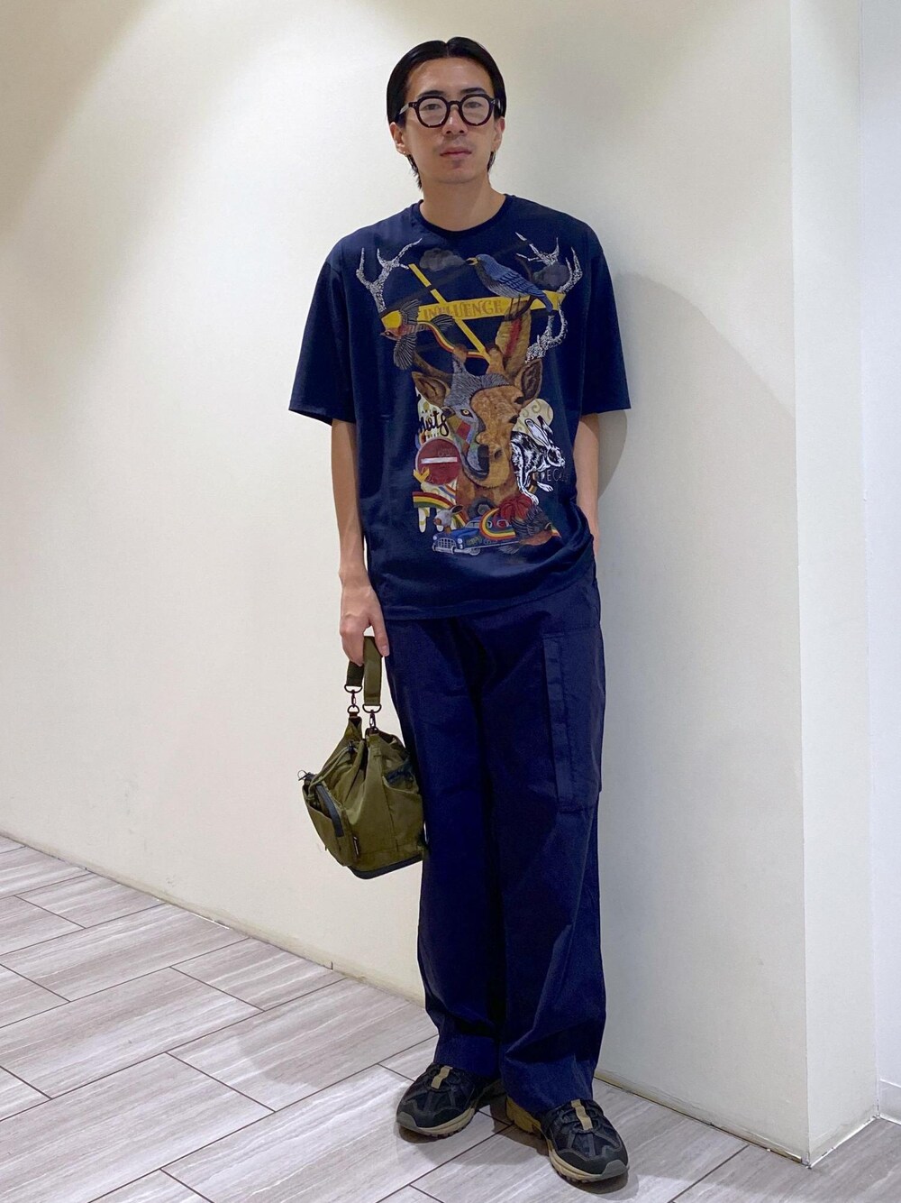 ブルー系のTシャツ/カットソー、ブルー系のカーゴパンツを着用したメンズの夏コーディネートの1枚目の写真