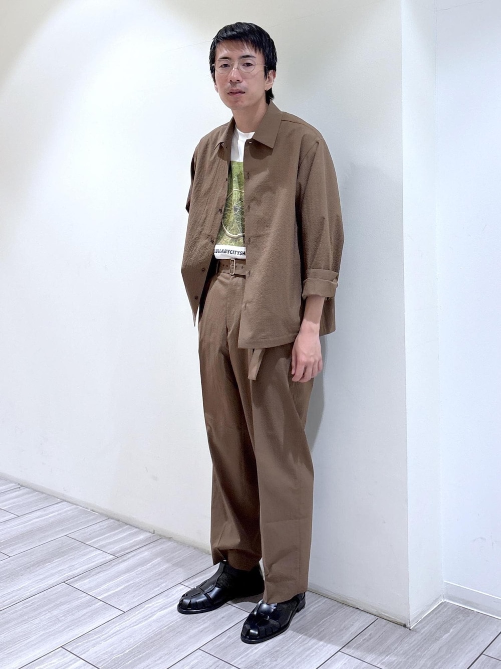 ブラウン系のその他パンツ、ブラウン系のシャツ/ブラウス、ホワイト系のTシャツ/カットソーを着用したメンズの春コーディネートの1枚目の写真