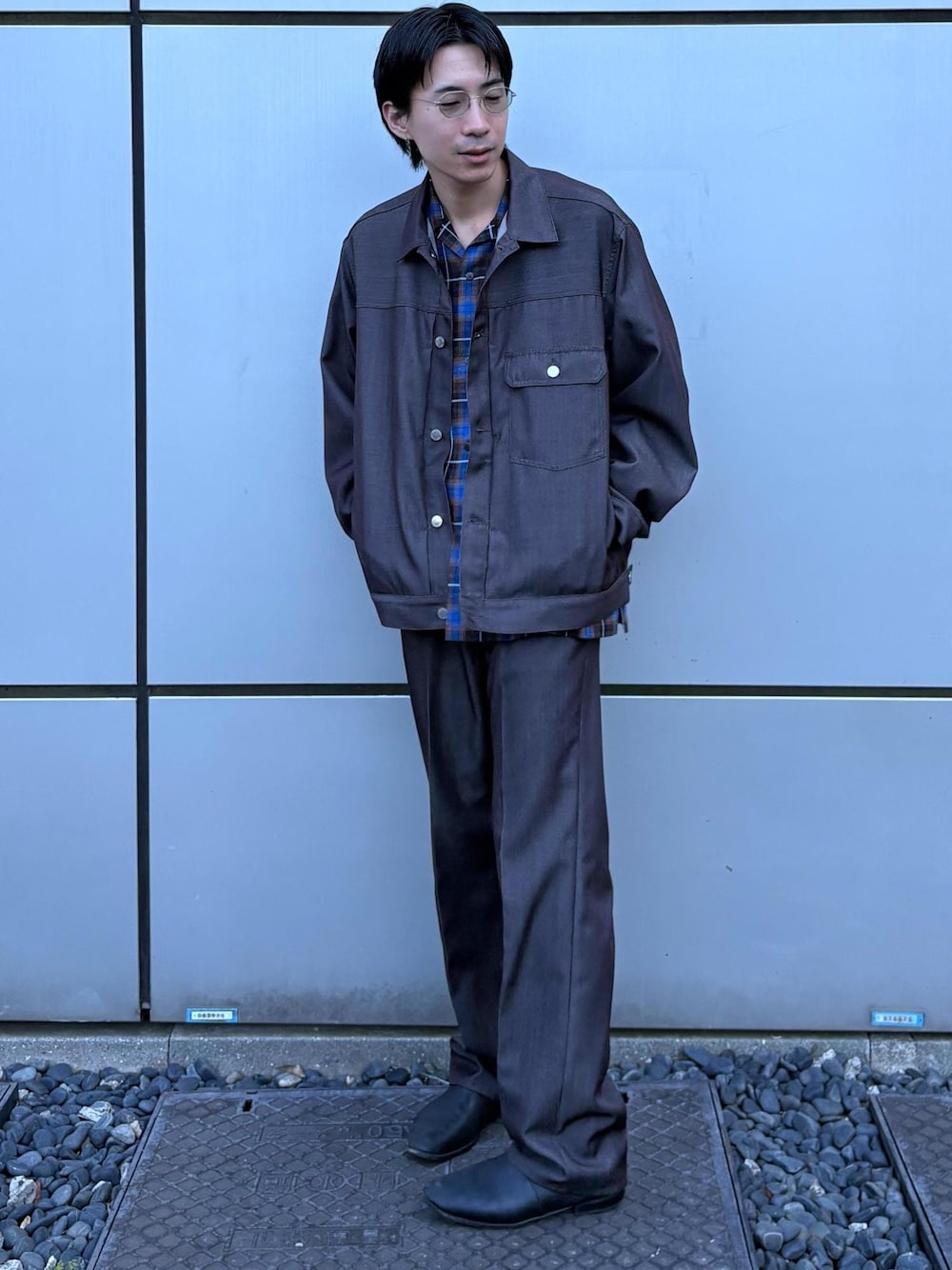 ブルー系のシャツ/ブラウス、ブラック系のデニムジャケット、ブラック系のデニムパンツを着用したメンズの秋コーディネートの1枚目の写真