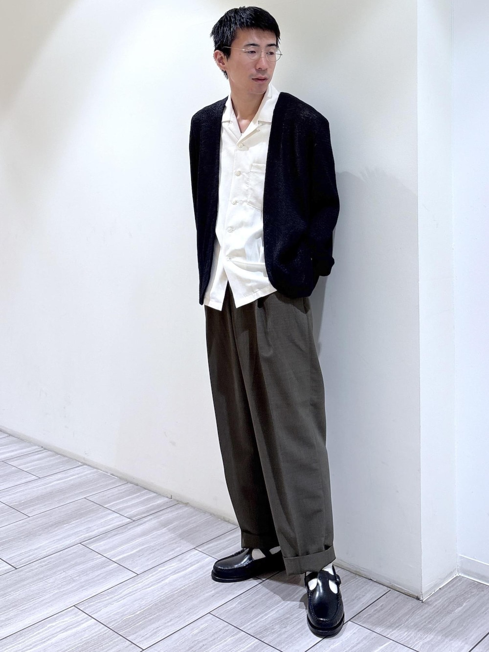 グリーン系のその他パンツ、ホワイト系のシャツ/ブラウスを着用したメンズの春コーディネートの1枚目の写真