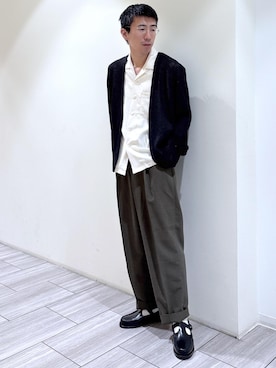 「ADAM ET ROPE'（アダムエロペ）の【COVEROSS/カバロス】ワイド イージー テーパード パンツ（その他パンツ、グリーン系）」を使った、吉田　さんの春コーディネート