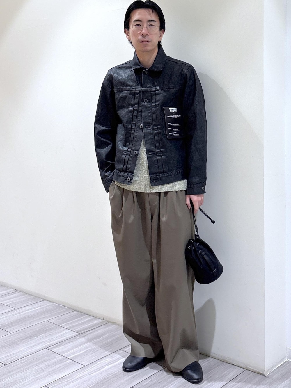 イエロー系のニット/セーター、グリーン系のその他パンツを着用したメンズの冬コーディネートの1枚目の写真