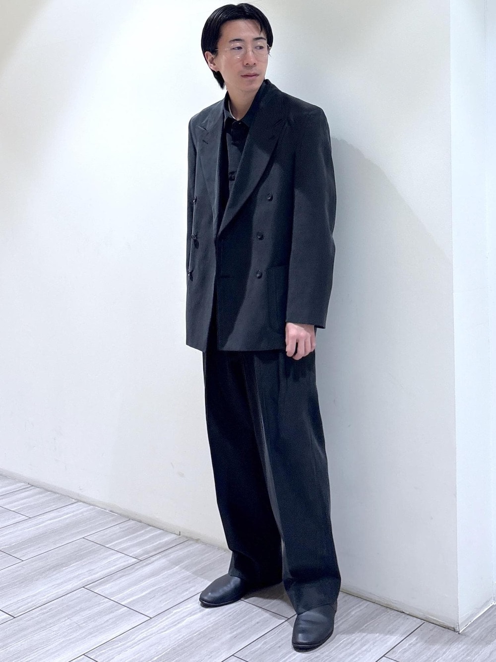 ブラック系のテーラードジャケット、ブラック系のスラックス、ブラック系のシャツ/ブラウスを着用したメンズの春コーディネートの1枚目の写真
