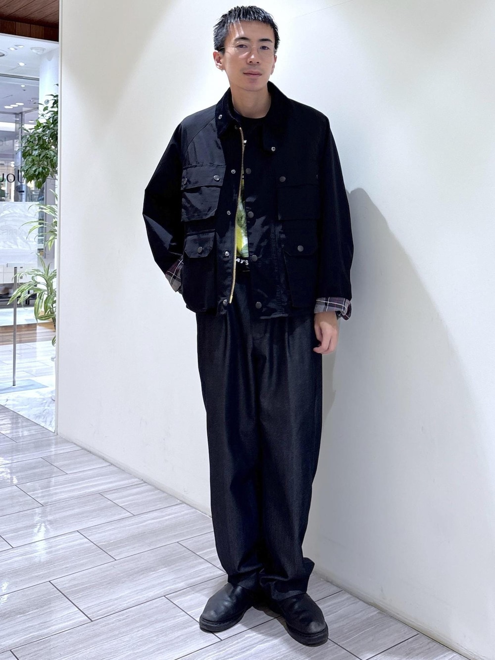 ブラック系のデニムパンツ、イエロー系のTシャツ/カットソー、ブラック系のブルゾンを着用したメンズの秋コーディネートの1枚目の写真