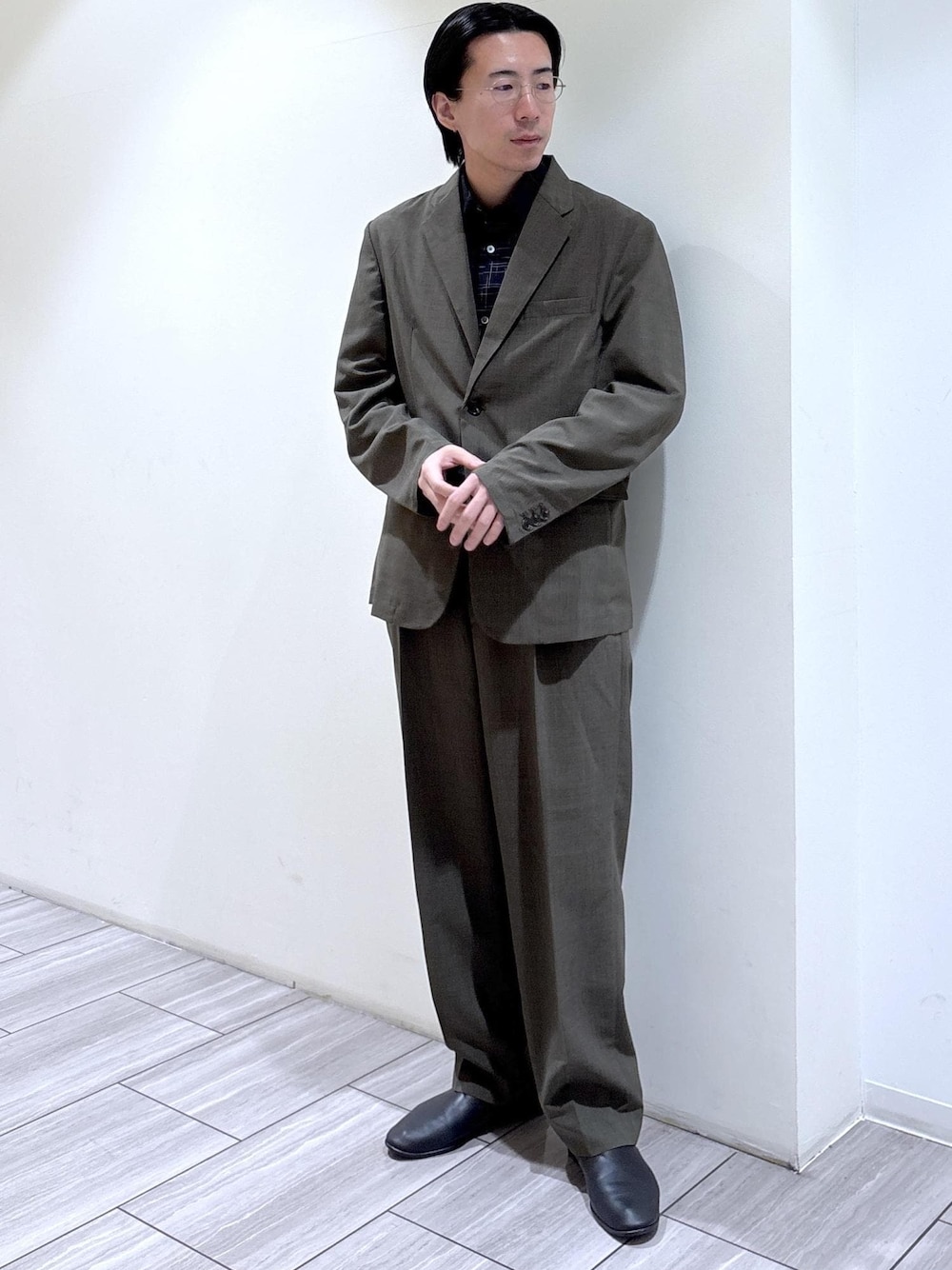 ブラック系のシャツ/ブラウス、グリーン系のセットアップ、ブルー系のその他パンツを着用したメンズの春コーディネートの1枚目の写真