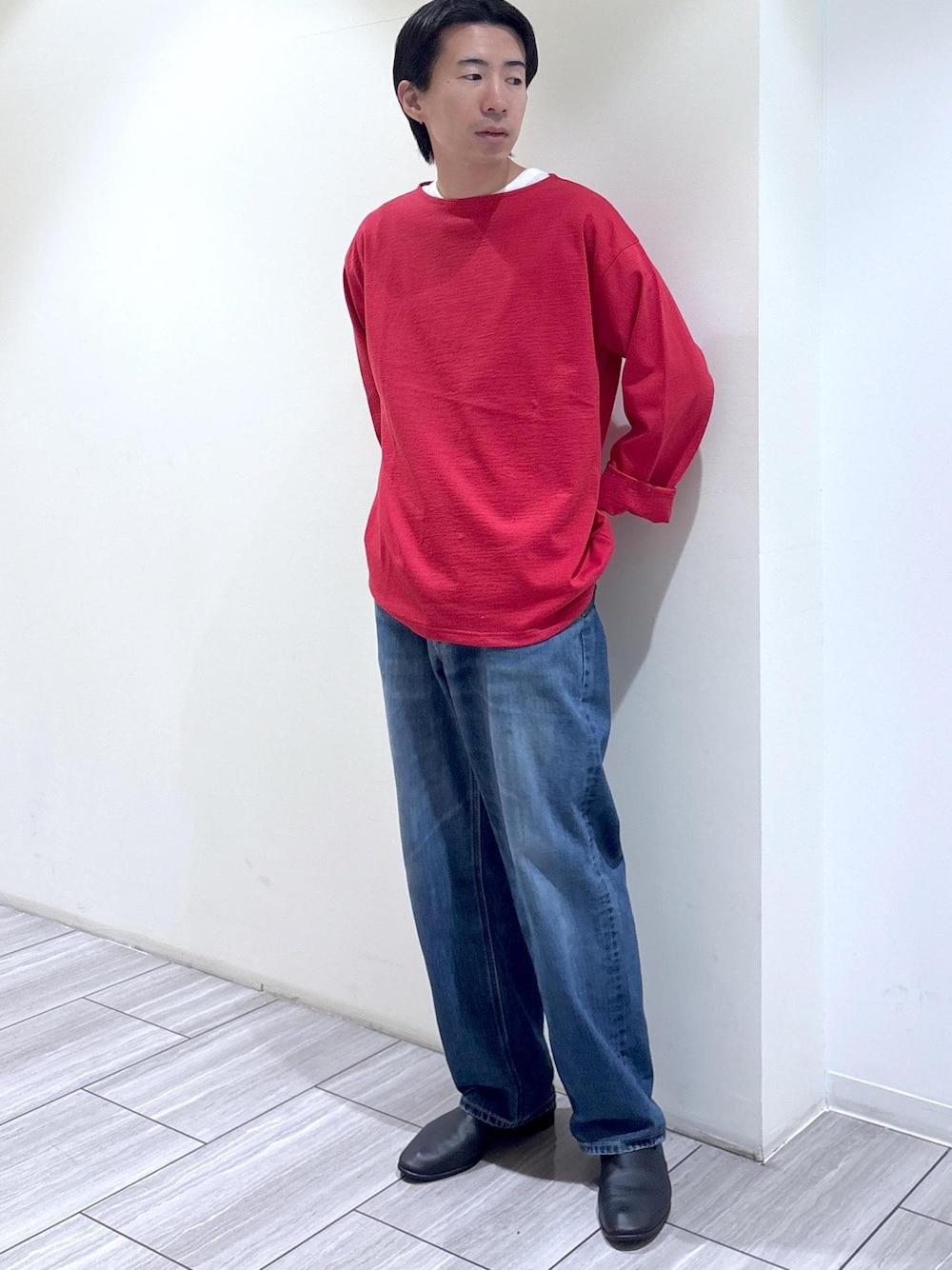 レッド系のTシャツ/カットソーを着用したメンズの春コーディネートの1枚目の写真