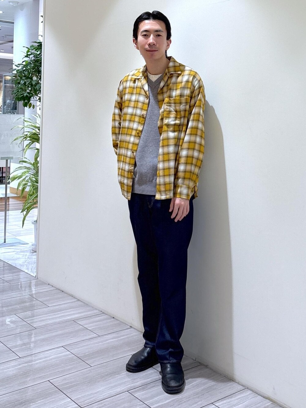 ブルー系のデニムパンツ、イエロー系のシャツ/ブラウスを着用したメンズの春コーディネートの1枚目の写真