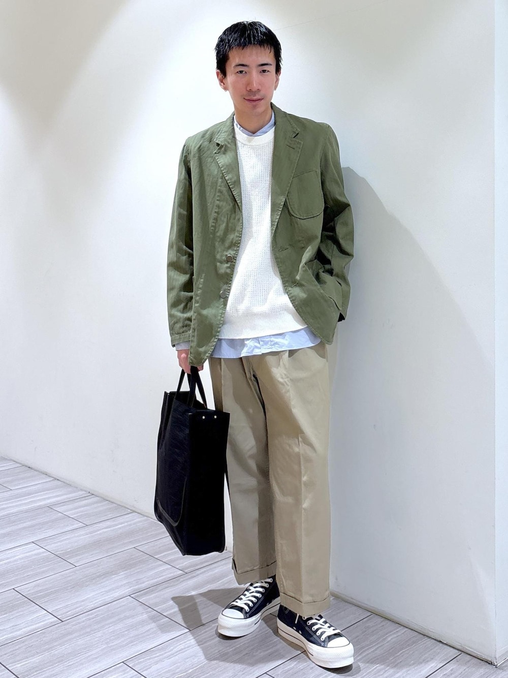 ブルー系のシャツ/ブラウス、ベージュ系のチノパンツ、グリーン系のテーラードジャケットを着用したメンズの春コーディネートの1枚目の写真