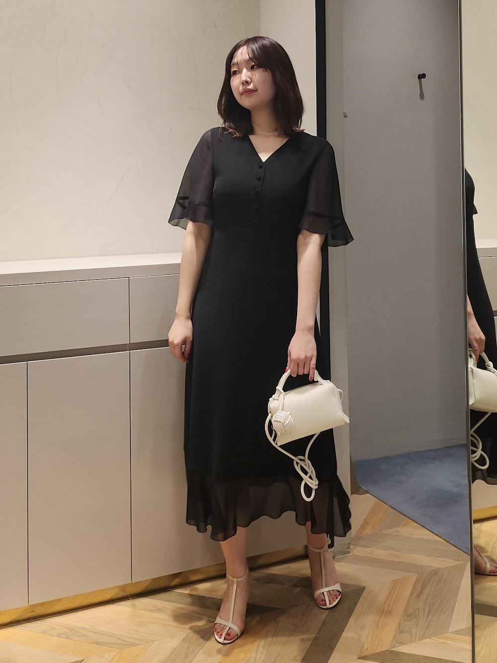 「ショルダーバッグ、ハンドバッグ、ミニ、ブラック、ワンピース、半袖、Vネック、フリル、袖フリル、サンダル、ROPÉ、骨格ウェーブ、オケージョン、きれいめ」｜「ROPE'の【雑誌掲載】Ariel Sandal（アリエル サンダル）（サンダル、ホワイト系）」を使った、モエさん（レディース・163cm）の春コーディネートの1枚目の写真