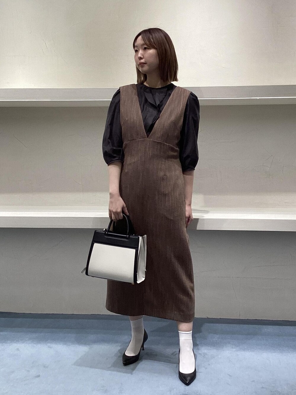 「ブラック、ブラウス、ROPÉ、ÉPOR、W BAG、シャツ・ブラウス、23AW秋の新作、骨格ウェーブ、ブルベ」｜「E'PORの【E'POR】W BAG Medium（ハンドバッグ、ホワイト系）」を使った、モエさん（レディース・164cm）の夏コーディネートの1枚目の写真
