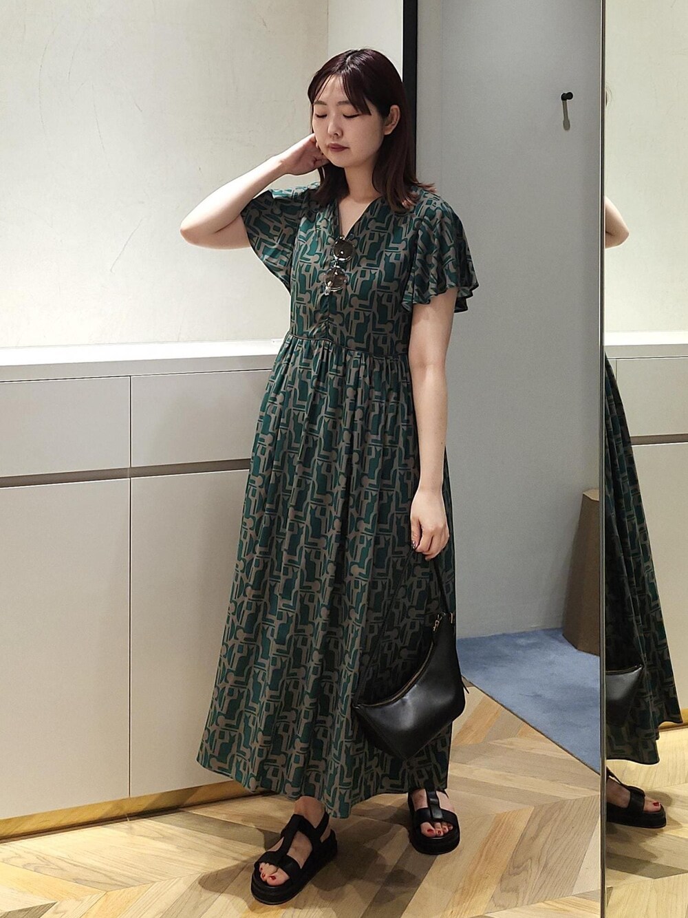「サンダル、ロング、ワンピース、フレア、Vネック、総柄、袖フリル、骨格ウェーブ、お出かけ、体型カバー」｜「ROPE'のAmber Sandal（アンバー サンダル）（サンダル、ブラック系）」を使った、モエさん（レディース・163cm）の春コーディネートの1枚目の写真