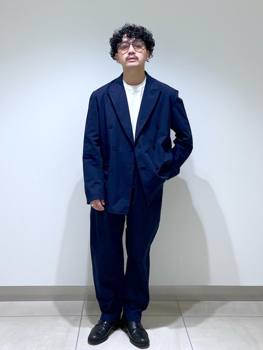 「セットアップ、24SS、長袖、ネイビー、ジャケット、オーバーサイズ、ボタン、ADAM ET ROPÉ、HOMME、UNISEX、SDGs、サステナブル、低身長、きれいめ、大人カジュアル」｜「ADAM ET ROPE'のコットンシルクネップ ルーズシルエット ワイド イージー スラックス / セットアップ対応（スラックス、ブルー系）」を使った、adam_yamashitaさん（メンズ・169cm）の冬コーディネートの1枚目の写真