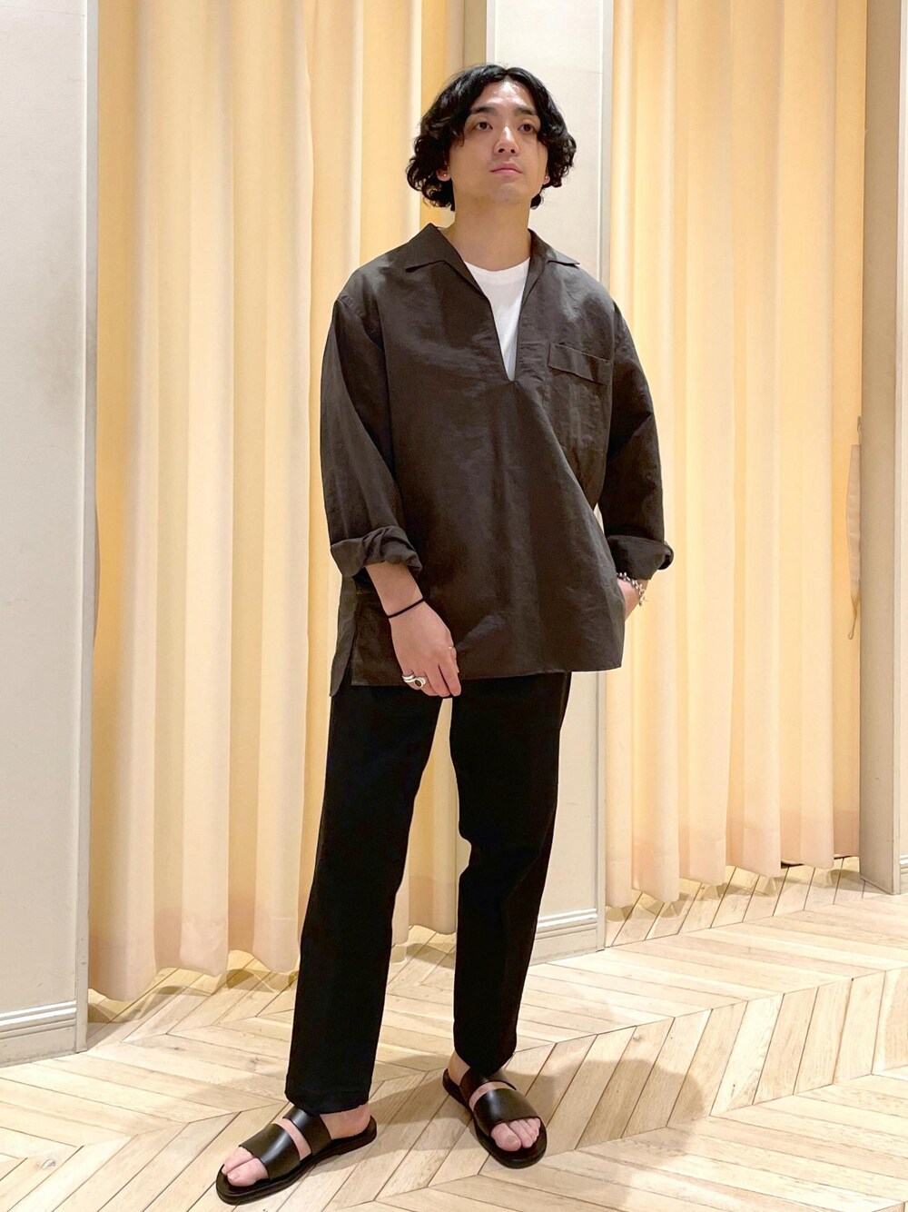 「24SS、2024SS、リネン、スキッパー、レザーサンダル、ADAM ET ROPÉ、FEMME、HOMME、UNISEX、SDGs、サステナブル、低身長、骨格ストレート、カジュアル、春」｜「ADAM ET ROPE'の【cesse./セス】レザー サンダル / UNISEX（サンダル、ブラック系）」を使った、adam_yamashitaさん（メンズ・169cm）の夏コーディネートの1枚目の写真