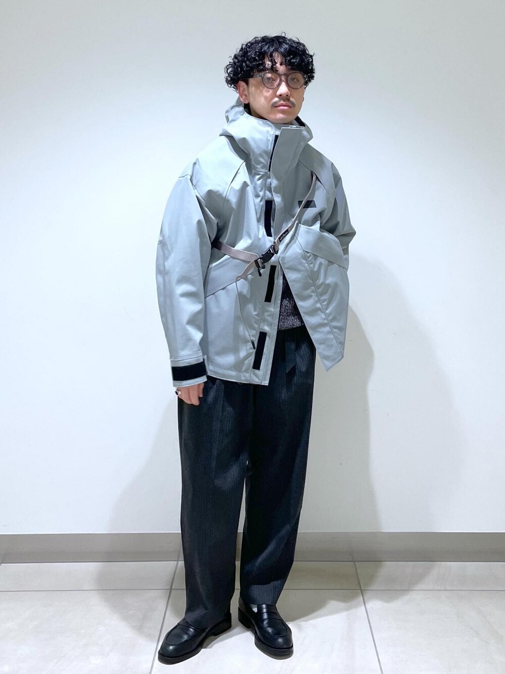 「2024SS、WILD THINGS、別注、ワイルドシングス、ADAM ET ROPÉ、FEMME、HOMME、UNISEX、SDGs、サステナブル、低身長、骨格ストレート、きれいめ、大人カジュアル、春」｜「WILD THINGSの《2024SS》【WILD THINGS / ワイルドシングス 別注】TOOLSTRAP DENALI JACKET / UNISEX（マウンテンパーカー、グレー系）」を使った、adam_yamashitaさん（メンズ・169cm）の冬コーディネートの1枚目の写真