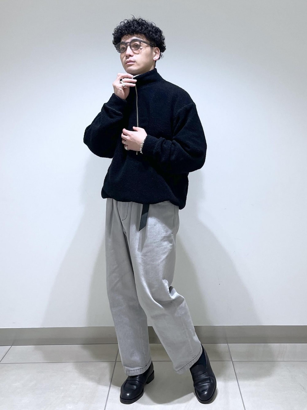 ブルー系のニット/セーターを着用したメンズの冬コーディネートの1枚目の写真