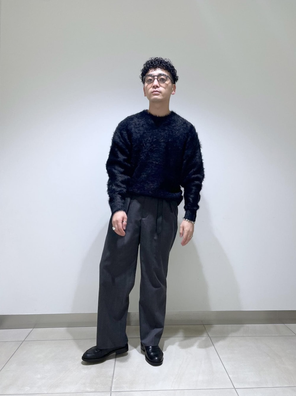 ブラック系のニット/セーターを着用したメンズの秋コーディネートの1枚目の写真