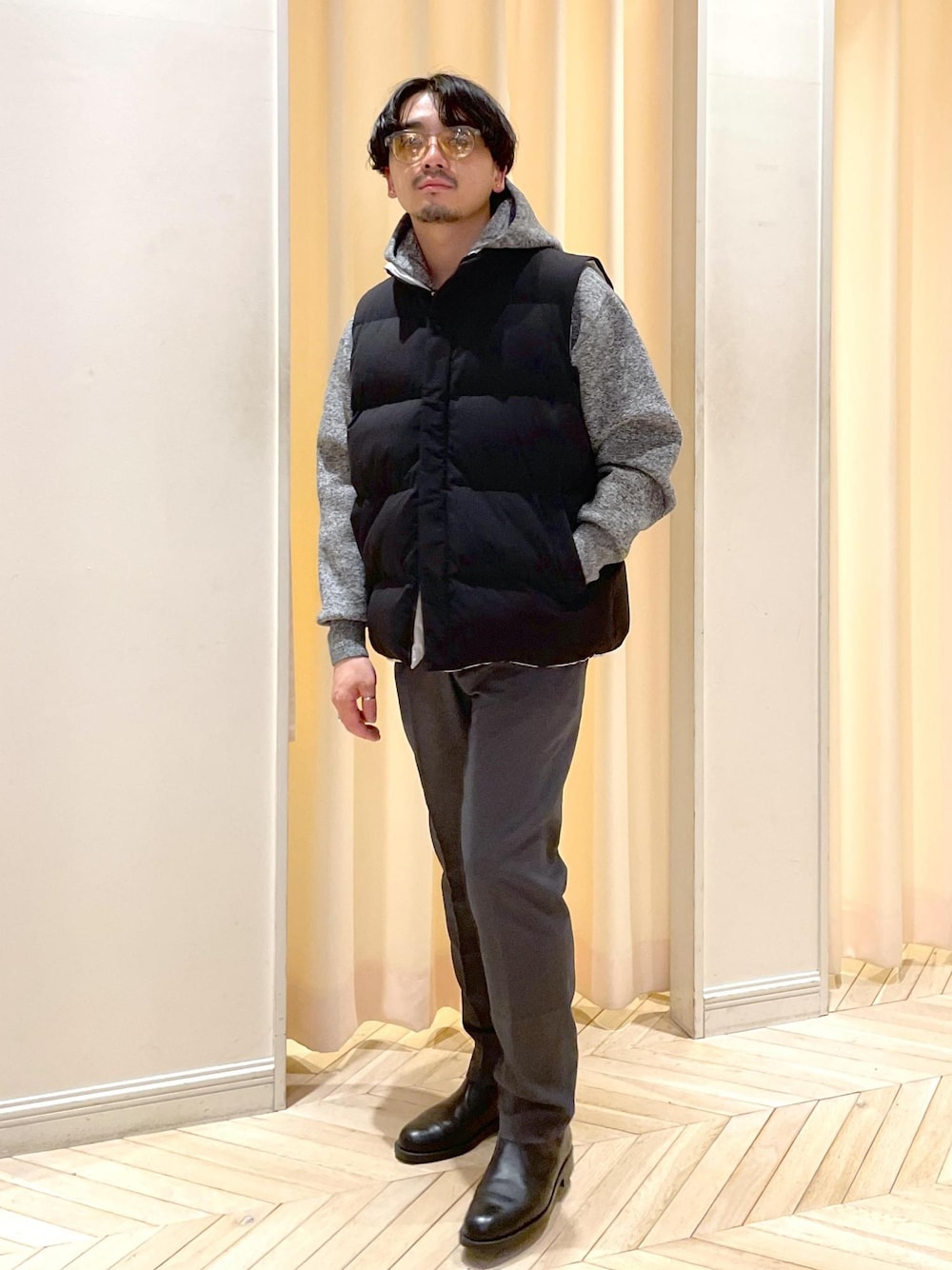「初春コーデ、初秋コーデ、秋コーデ、初冬コーデ、冬コーデ、デートコーデ、お出かけコーデ、カジュアルコーデ、ADAM ET ROPÉ、ストレート、ブルべ夏、ノーマル、トップス、パーカー、ジャケット/アウター」｜「ADAM ET ROPE'の杢スウェット ニットZIPパーカー / ヘビーウエイト / セットアップ対応 / ユニセックス（パーカー、ブラック系）」を使った、adam_yamashitaさん（メンズ・169cm）の冬コーディネートの1枚目の写真