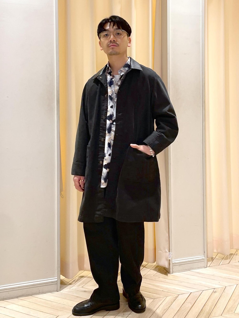 「デニム、初春コーデ、春コーデ、デートコーデ、お出かけコーデ、カジュアルコーデ、ADAM ET ROPÉ、ストレート、ブルべ夏、ノーマル、トップス、シャツ/ブラウス、ジャケット/アウター、ステンカラーコート、パンツ」｜「ADAM ET ROPE'の【ADAM ET ROPE' JEANS -GRID-】デニム ワイド イージーパンツ / サスティナブル（デニムパンツ、ブラック系）」を使った、adam_yamashitaさん（メンズ・169cm）の冬コーディネートの1枚目の写真