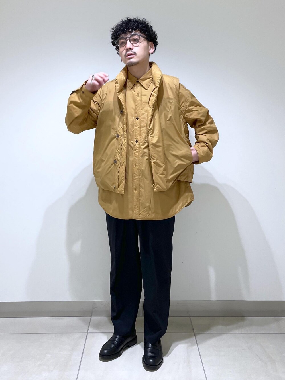 「ダウンベスト、ADAM ET ROPÉ、FEMME、HOMME、UNISEX、SDGs、サステナブル、低身長、骨格ストレート、きれいめ、大人カジュアル、冬、冬ファッション」｜「ADAM ET ROPE'の【ALLIED/アライド】 LOFTECH Airtastic ベスト / 撥水性 / 保温性（ダウンベスト、イエロー系）」を使った、adam_yamashitaさん（メンズ・169cm）の冬コーディネートの1枚目の写真