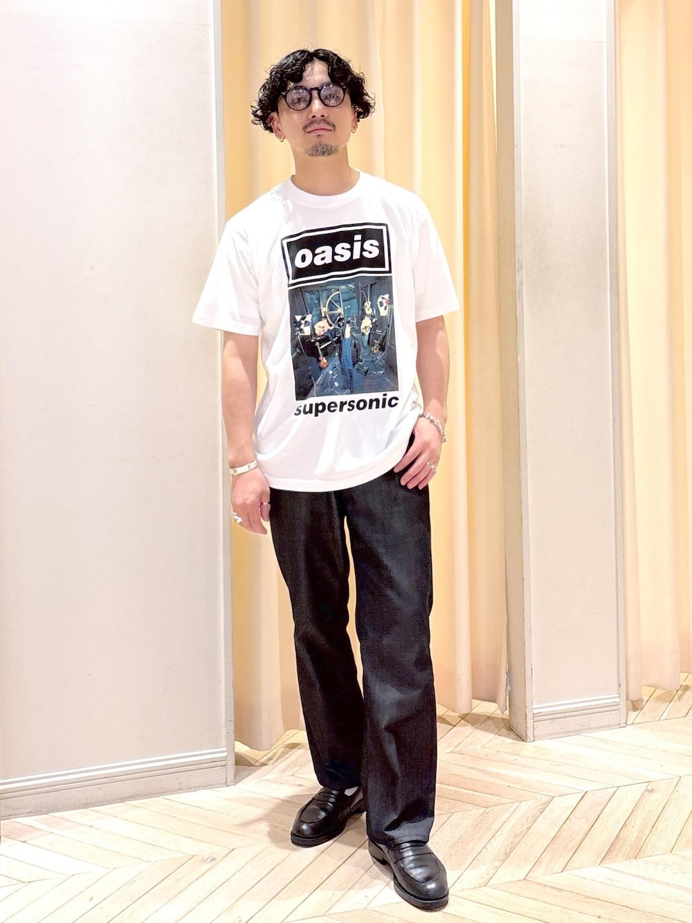 「oasis、オアシス、初夏コーデ、夏コーデ、デートコーデ、お出かけコーデ、シンプルコーデ、ADAM ET ROPÉ、ストレート、ブルべ夏、ノーマル、トップス、Tシャツ/カットソー、パンツ、デニムパンツ」｜「ADAM ET ROPE'の【NIKKE】ストレート デニム スラックス / ADAM ET ROPE' JEANS -IMAG-（デニムパンツ、ブラック系）」を使った、adam_yamashitaさん（メンズ・169cm）の夏コーディネートの1枚目の写真