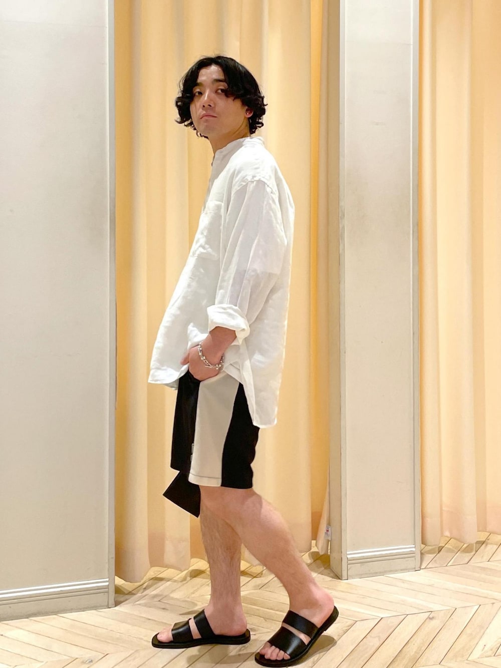 「リネン、24SS、2024SS、スポルディング、ADAM ET ROPÉ、FEMME、HOMME、UNISEX、SDGs、サステナブル、低身長、骨格ストレート、カジュアル、スポーティー、セットアップ対応」｜「ADAM ET ROPE'の【cesse./セス】レザー サンダル / UNISEX（サンダル、ブラック系）」を使った、adam_yamashitaさん（メンズ・169cm）の夏コーディネートの1枚目の写真