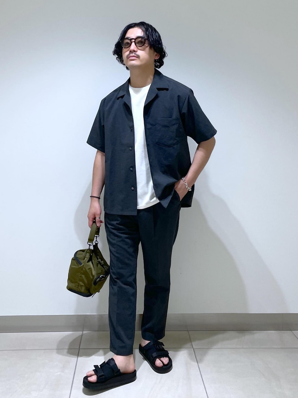 「24SS、2024SS、ADAM ET ROPÉ、FEMME、HOMME、UNISEX、SDGs、サステナブル、低身長、骨格ストレート、イエベ、セットアップ、セットアップ対応、セットアイテム、SETアイテム」｜「ADAM ET ROPE'のカバロス スエット ガード ベーシック ポケット Tシャツ / 汗染み防止（Tシャツ/カットソー、ホワイト系）」を使った、adam_yamashitaさん（メンズ・169cm）の春コーディネートの1枚目の写真