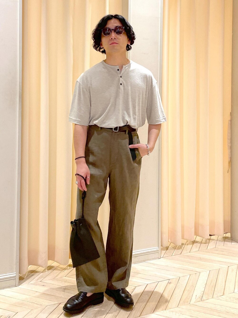 「リネン、麻、サングラス、レザーバッグ、24SS、2024SS、新作、ヘンリーネック、ADAM ET ROPÉ、FEMME、HOMME、UNISEX、SDGs、サステナブル、低身長」｜「ADAM ET ROPE'の【20/80】 SHRINK LEATHER AZUMA BUKURO（ショルダーバッグ、ブラック系）」を使った、adam_yamashitaさん（メンズ・169cm）の春コーディネートの1枚目の写真