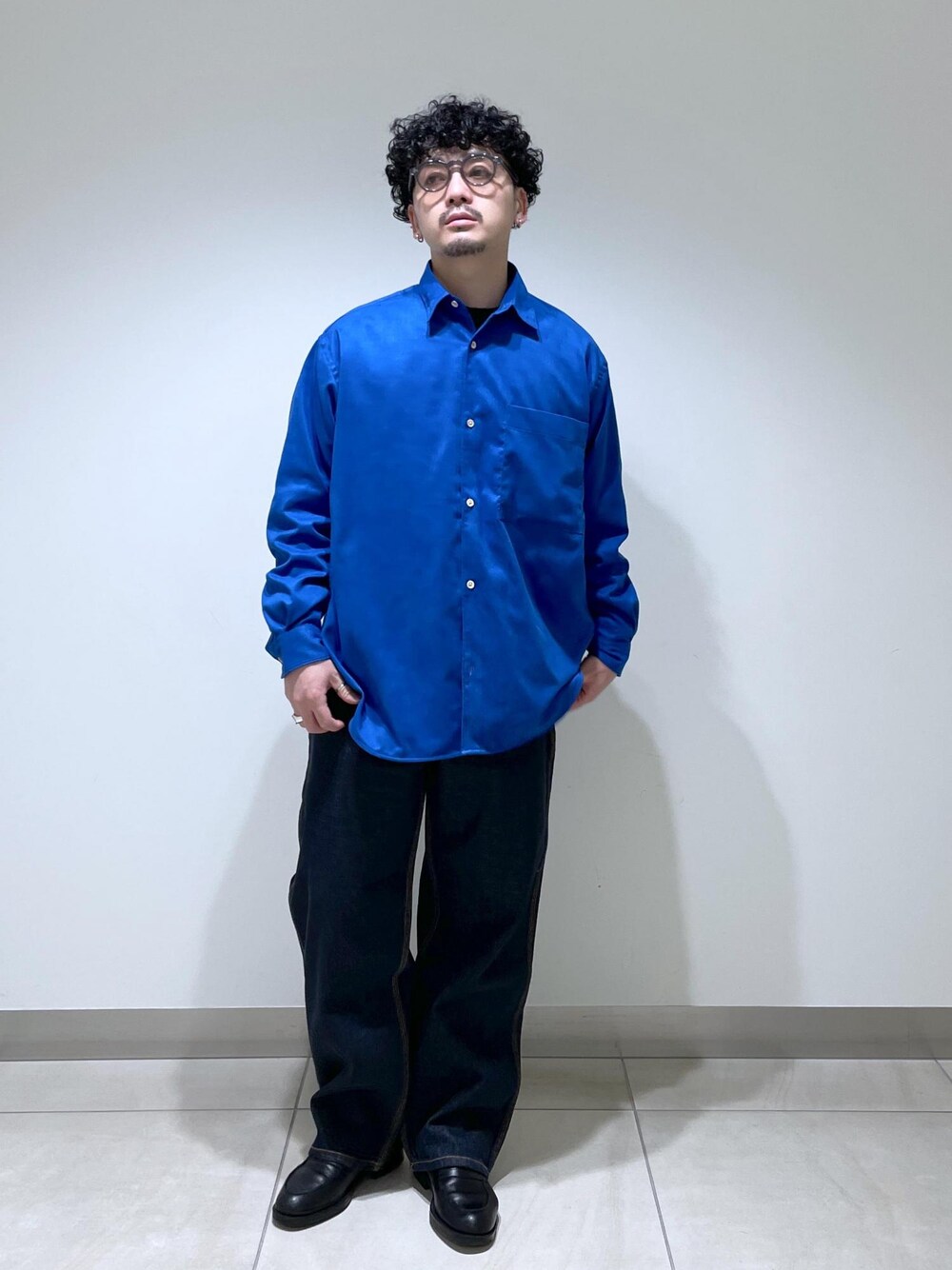 ブルー系のデニムパンツを着用したメンズの冬コーディネートの1枚目の写真