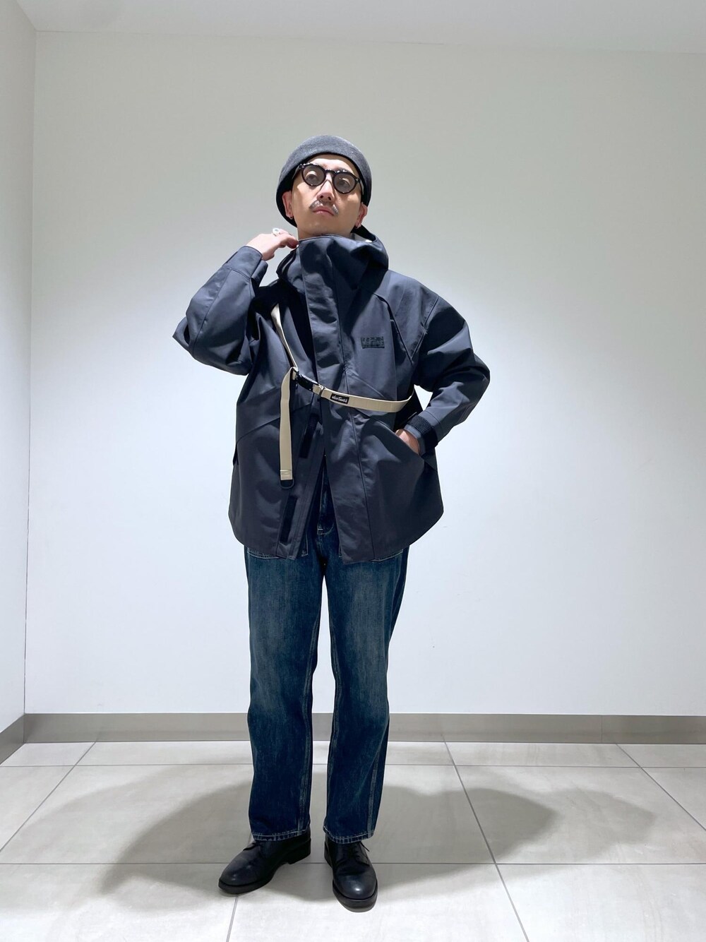 「WILDTHINGS、WILDTHINGS別注、別注、ADAM ET ROPÉ、FEMME、HOMME、UNISEX、SDGs、サステナブル、低身長、骨格ストレート、大人カジュアル、秋、冬、秋コーデ」｜「WILD THINGSの【WILDTHINGS / ワイルドシングス 別注】TOOLSTRAP DENALI JACKET / 3レイヤー マウンテンパーカー / ユニセックス（マウンテンパーカー、ブラック系）」を使った、adam_yamashitaさん（メンズ・169cm）の秋コーディネートの1枚目の写真