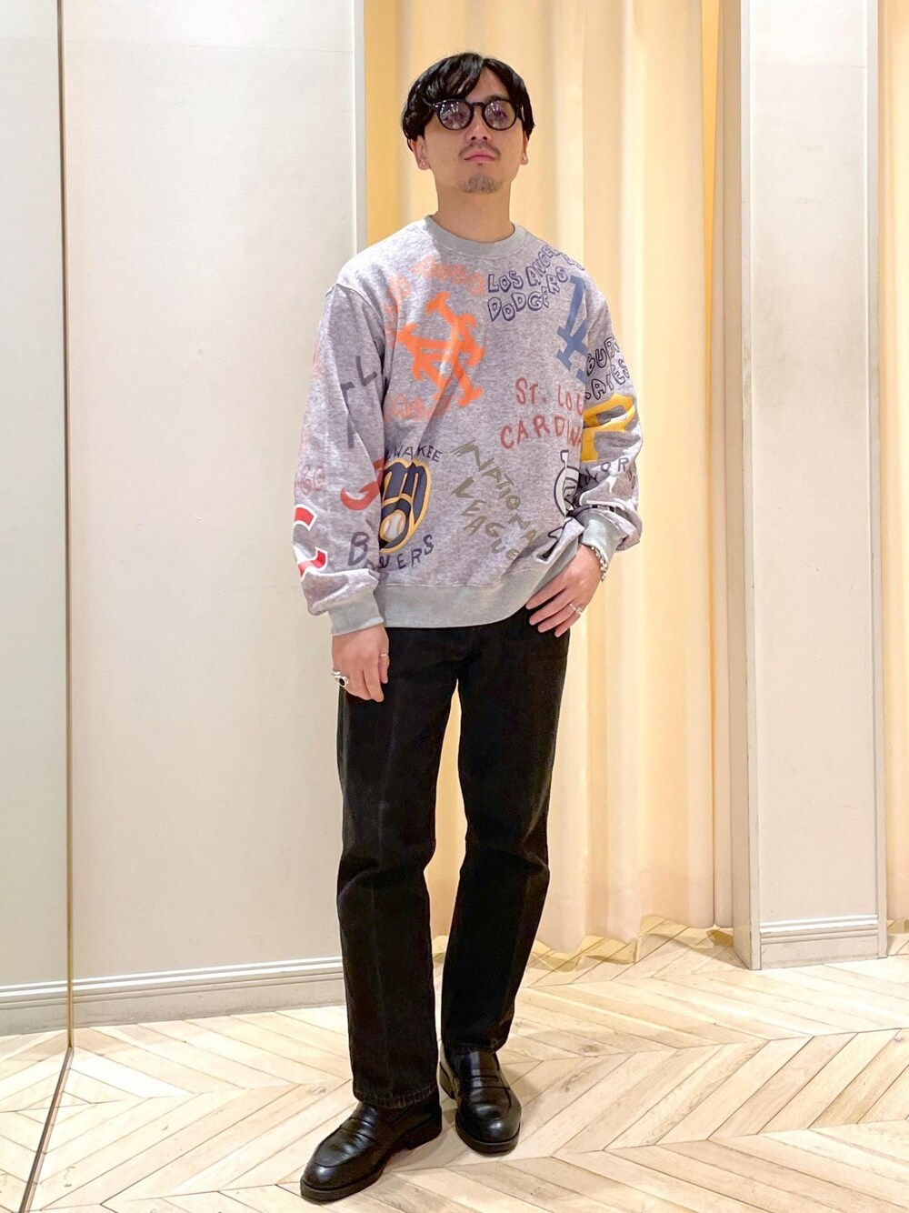 「初秋コーデ、秋コーデ、デートコーデ、お出かけコーデ、スポーツミックス、カジュアルコーデ、ADAM ET ROPÉ、ストレート、ブルべ夏、ノーマル、トップス、スウェット、パンツ、デニムパンツ、GMM14170」｜「ADAM ET ROPE'の【コットンUSA】デニム センタークリース スラックス / サステナブル / セットアップ対応（デニムパンツ、ブラック系）」を使った、adam_yamashitaさん（メンズ・169cm）の秋コーディネートの1枚目の写真