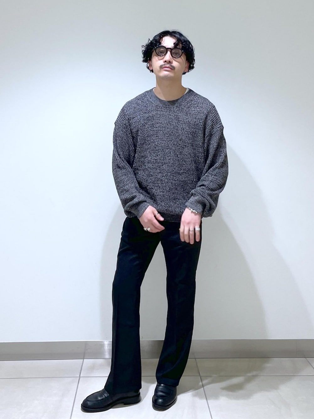 ブラック系のニット/セーター、ブラック系のその他パンツを着用したメンズの春コーディネートの1枚目の写真