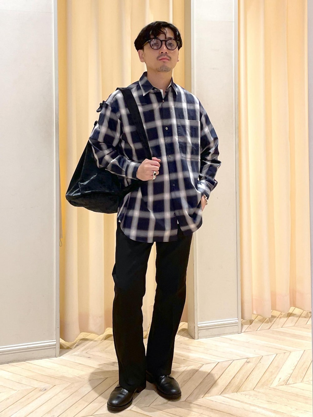 ホワイト系のTシャツ/カットソー、ブルー系のシャツ/ブラウス、ブラック系のショルダーバッグを着用したメンズの夏コーディネートの1枚目の写真