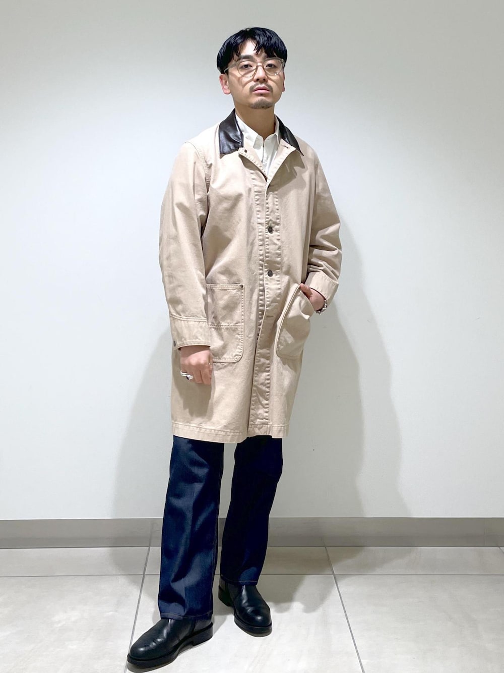 「スラックス、GPS45060、初春コーデ、春コーデ、デートコーデ、お出かけコーデ、大人カジュアル、カジュアルコーデ、ADAM ET ROPÉ、ストレート、ブルべ夏、ノーマル、トップス、シャツ/ブラウス、ジャケット/アウター」｜「ADAM ET ROPE'の【シーアイランドコットン】ルーズシルエット レギュラーカラーシャツ / ロングシーズン着用可能（シャツ/ブラウス、ホワイト系）」を使った、adam_yamashitaさん（メンズ・169cm）の冬コーディネートの1枚目の写真