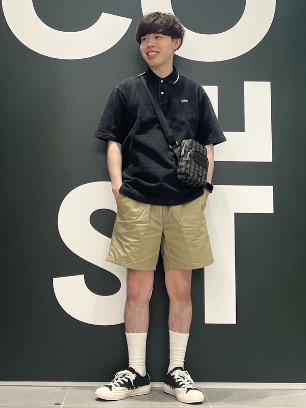 「春コーデ、春めき満開コーデ、メンズファッション、ゆるコーデ、ブラックコーデ、春服、ブラック、おでかけコーデ、カジュアルコーデ、ポロシャツ、インディゴ、ショートパンツ、スニーカー」｜「LACOSTEの配色リブニットインディゴポロシャツ（ポロシャツ、グレー系）」を使った、sakataさん（メンズ・169cm）の春コーディネートの1枚目の写真