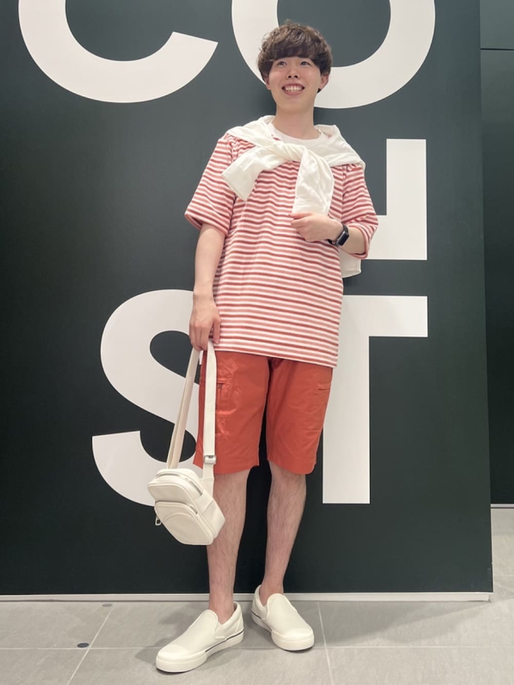 「春コーデ、春めき満開コーデ、メンズファッション、ゆるコーデ、春色、カジュアルコーデ、赤コーデ、Tシャツ、スリッポン、リネンシャツ、ショルダーバッグ」｜「LACOSTEのオーバーサイズ ハイゲージパイル地ボーダー半袖Tシャツ（Tシャツ/カットソー、レッド系）」を使った、sakataさん（メンズ・169cm）の春コーディネートの1枚目の写真