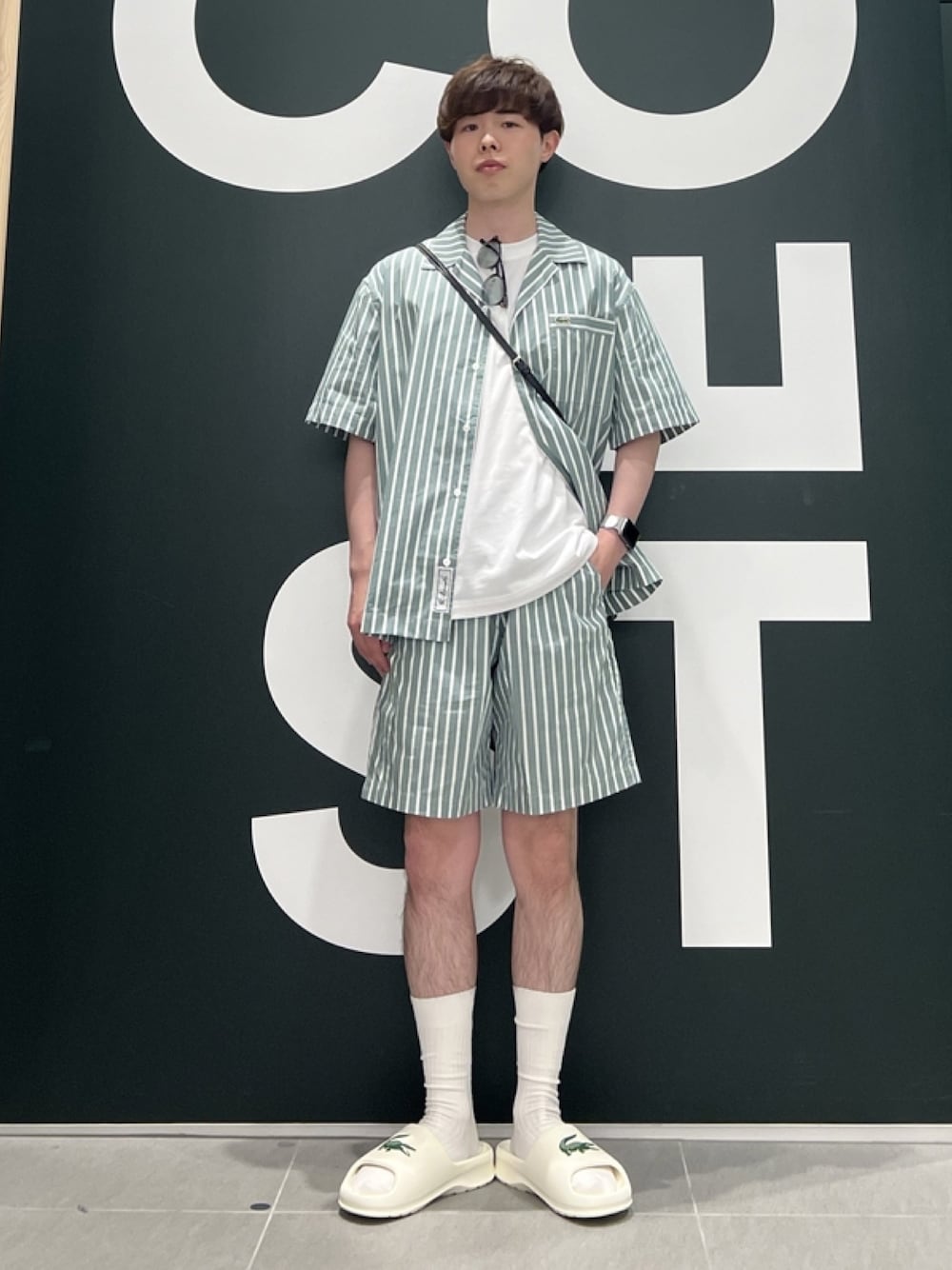 「柄シャツ、ショルダーバッグ、サングラス、サンダル、シャツスタイル、白Tシャツ、メンズコーデ、春夏コーデ、リラックススタイル、ストライプシャツ、ストライプ」｜「LACOSTEのアウトラインクロッククルーネック半袖Tシャツ（Tシャツ/カットソー、ホワイト系）」を使った、sakataさん（メンズ・169cm）の春コーディネートの1枚目の写真