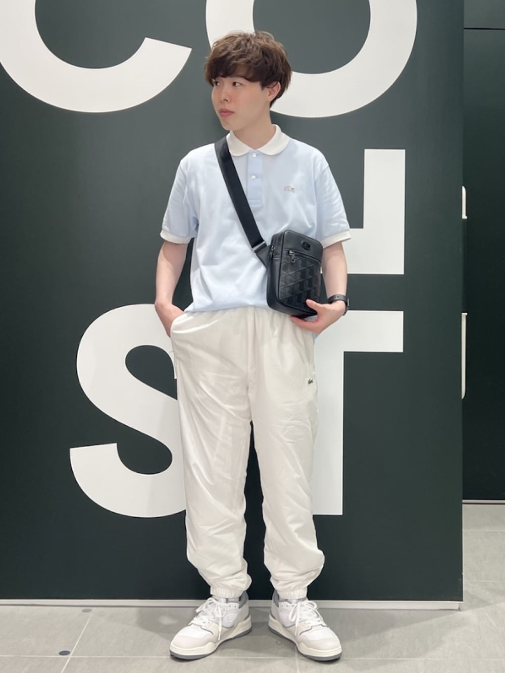「春コーデ、春めき満開コーデ、スポーツミックス、メンズファッション、春色、春服、ポロシャツ、スニーカー、ショルダーバッグ、レザーバッグ」｜「LACOSTEの耐水透湿トラックパンツ（スウェットパンツ、ホワイト系）」を使った、sakataさん（メンズ・169cm）の春コーディネートの1枚目の写真