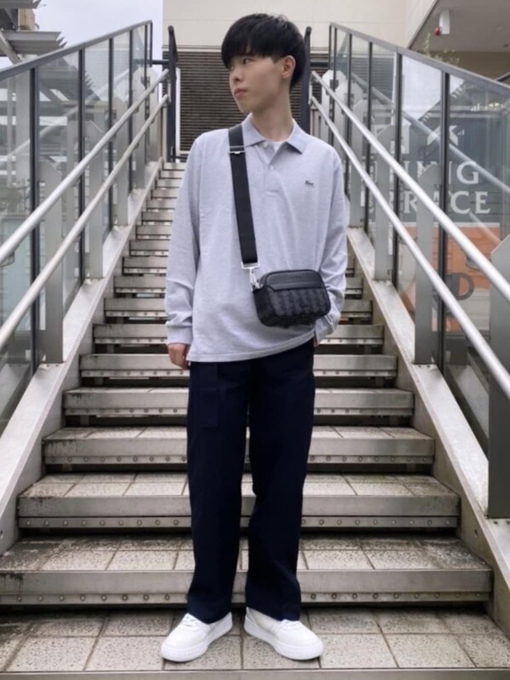 「春めき満開コーデ、春コーデ、メンズファッション、春服、モノトーン、オトナカジュアル、ポロシャツ、ワイドパンツ、スニーカー、ショルダーバッグ、ラコステ、LACOSTE」｜「LACOSTEの長袖 リブ メランジカラ-ポロシャツ L1313 （杢・長袖)（ポロシャツ、グレー系）」を使った、sakataさん（メンズ・169cm）の春コーディネートの1枚目の写真
