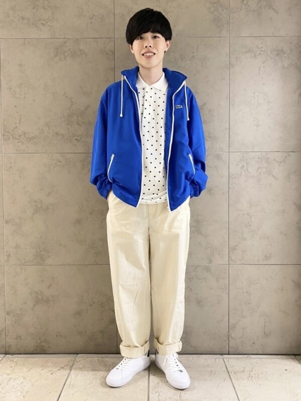 「スポーツミックス、春コーデ、春めき満開コーデ、メンズファッション、春服、トラックジャケット、トレンド、ポロシャツ、ドット、ホワイトコーデ、ショルダーバッグ、スニーカー、ラコステ、LACOSTE」｜「LACOSTEのメンズクラシック バーティカルカメラバッグ（ショルダーバッグ、ブルー系）」を使った、sakataさん（メンズ・169cm）の春コーディネートの1枚目の写真