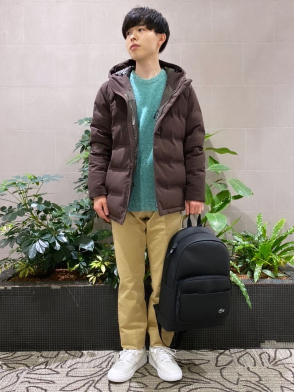 「メンズファッション、ダウン、ダウンジャケット、ニット、リュック、スニーカー、ラコステ、LACOSTE、冬、冬コーデ」｜「LACOSTEのミックスカラーメリノウールニットセーター（ニット/セーター、グリーン系）」を使った、sakataさん（メンズ・169cm）の春コーディネートの1枚目の写真
