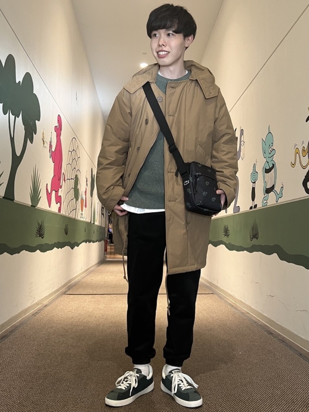 「今日のコーデ、ミリタリージャケット、ニット、コーデュロイ、コーデュロイパンツ、ショルダーバッグ、スニーカー、２ＷＡＹ、アウター」｜「LACOSTEのオーバーサイズ 比翼仕立て ナイロンミリタリーモッズコート / フード脱着可 2WAY キルティング中綿コート（モッズコート、ブラウン系）」を使った、sakataさん（メンズ・169cm）の春コーディネートの1枚目の写真