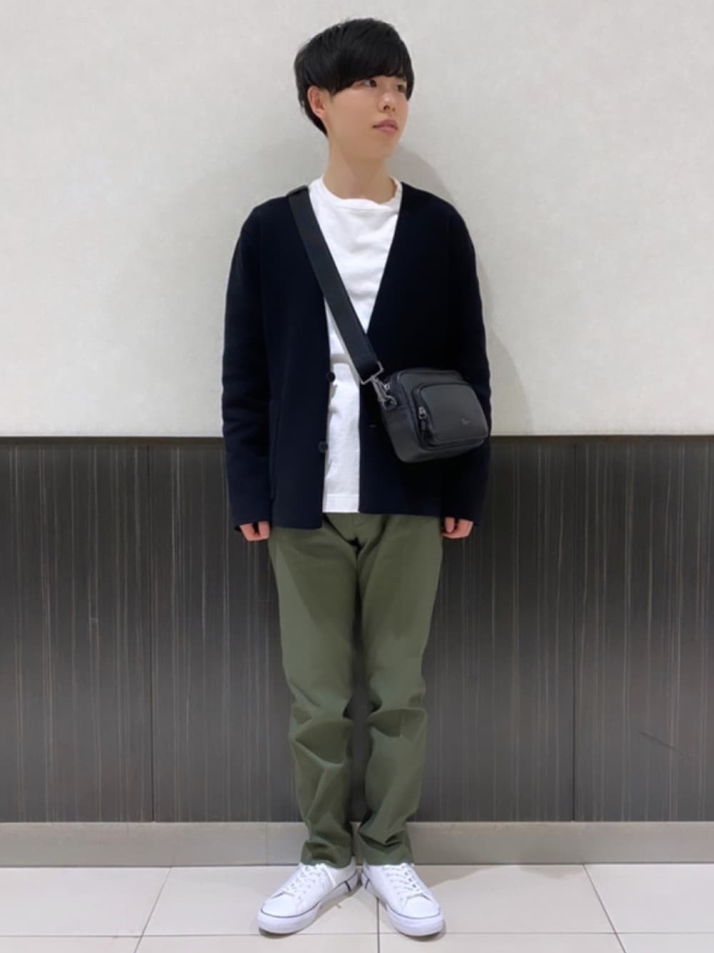 「ジャケット、メンズファッション、ダウン、ダウンジャケット、カーディガン、Tシャツ、ロンT、ラコステ、LACOSTE」｜「LACOSTEのミラノリブニットカーディガンジャケット（カーディガン/ボレロ、ブラック系）」を使った、sakataさん（メンズ・169cm）の春コーディネートの1枚目の写真
