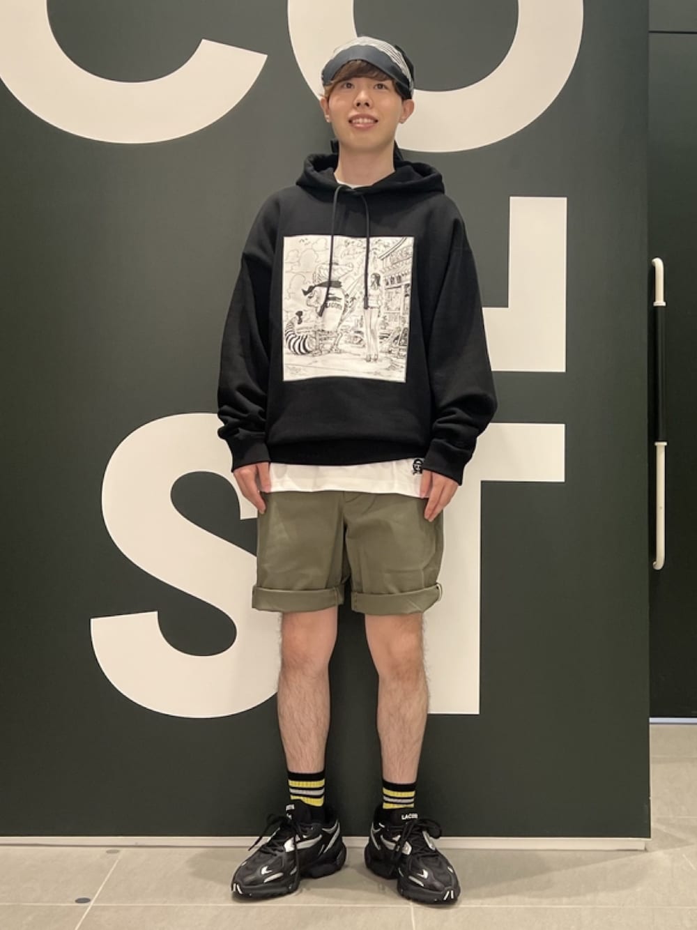 「春コーデ、春めき満開コーデ、メンズファッション、ゆるコーデ、厚底シューズ、ブラック」｜「LACOSTEのエッセンシャルバミューダショーツ（その他パンツ、グリーン系）」を使った、sakataさん（メンズ・169cm）の春コーディネートの1枚目の写真