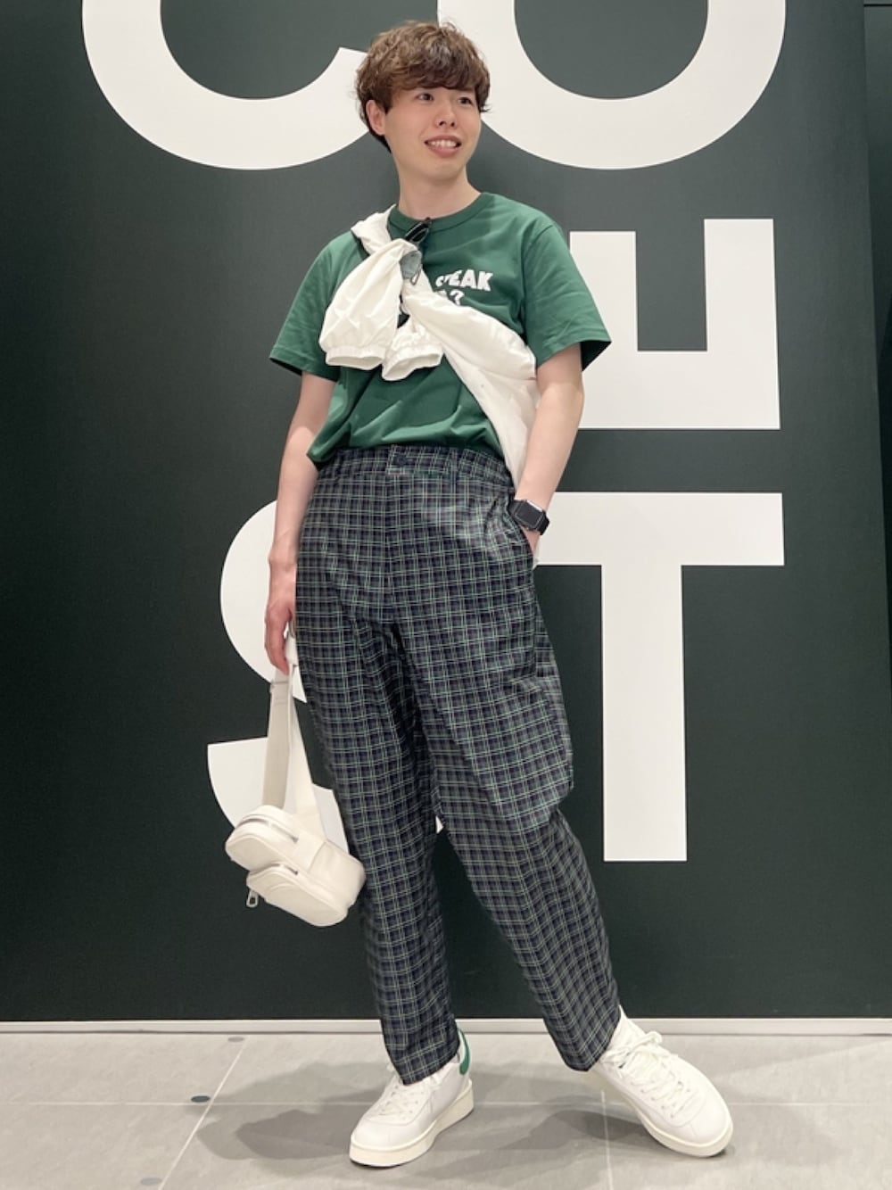 「トラックジャケット、今日のコーデ、カジュアルコーデ、休日スタイル、スニーカー、スポーツミックス、チェックパンツ、ゴルフ、Tシャツ、グラフィックＴ、サングラス、ショルダーバッグ、春コーデ、ブルゾン」｜「LACOSTEのオーガニックコットン メッセージプリントバインダーネック半袖Tシャツ（Tシャツ/カットソー、グリーン系）」を使った、sakataさん（メンズ・169cm）の春コーディネートの1枚目の写真