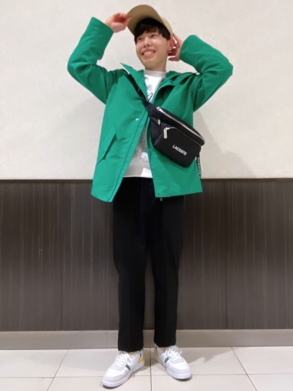 「春コーデ、春めき満開コーデ、スポーツミックス、春服コーデ、メンズファッション、春服、スウェット、スニーカー、マウンテンパーカー、キャップ、ボディバッグ、ラコステ、LACOSTE」｜「LACOSTEのワイド＆ショートフィールドジャケット（ブルゾン、グリーン系）」を使った、sakataさん（メンズ・169cm）の春コーディネートの1枚目の写真