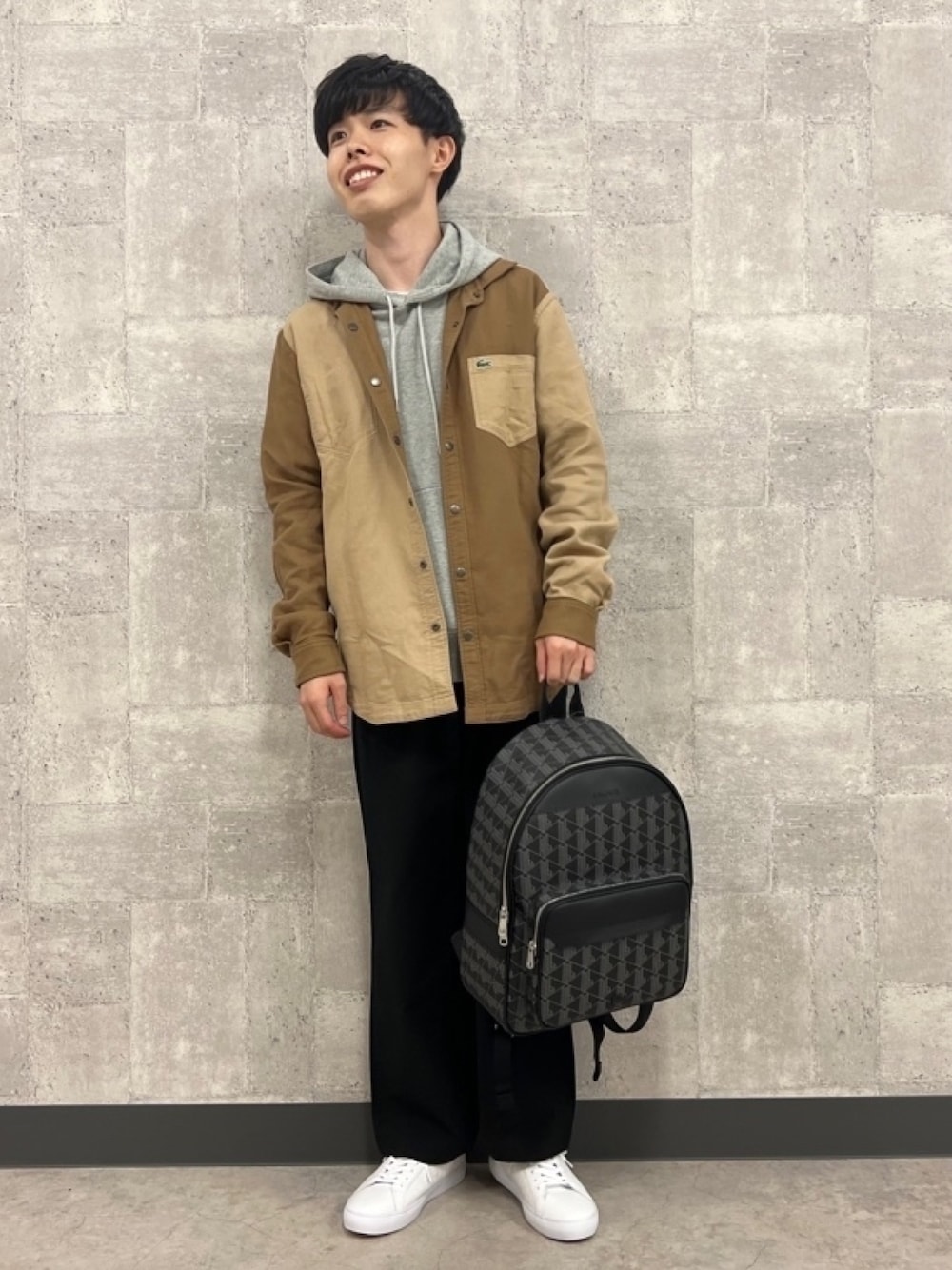 「メンズファッション、シティーボーイ、おでかけコーデ、お洒落さんとつながりたい、シャツスタイル、リバーシブル、リバーシブルシャツ、リュック、リュックスタイル、パーカー、フーディー、スニーカー、スニーカーコーデ、ラコステ、LACOSTE」｜「LACOSTEのプレーン×カラーブロックリバーシブルシャツ（シャツ/ブラウス、イエロー系）」を使った、sakataさん（メンズ・169cm）の春コーディネートの1枚目の写真
