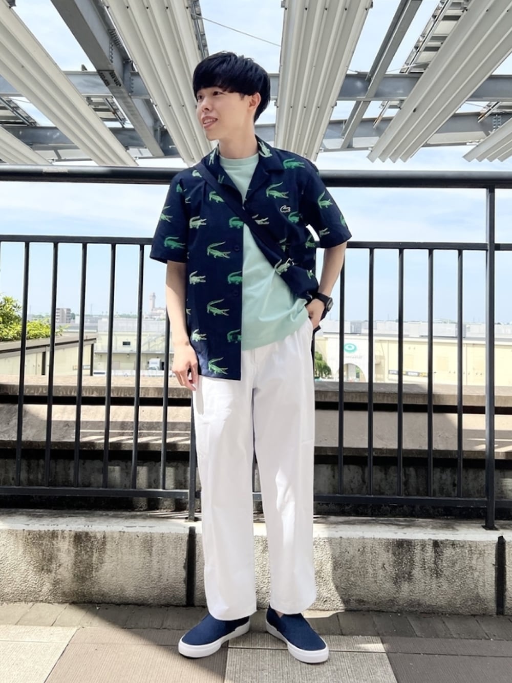 「春めき満開コーデ、春コーデ、メンズファッション、春服、春服コーデ、おでかけコーデ、シャツスタイル、シャツ、柄シャツ、ホワイトパンツ、ショルダーバッグ、スリッポン、夏、夏コーデ、ラコステ」｜「LACOSTEのストレッチゴルフオープンネックシャツ（シャツ/ブラウス、ブルー系）」を使った、sakataさん（メンズ・169cm）の春コーディネートの1枚目の写真
