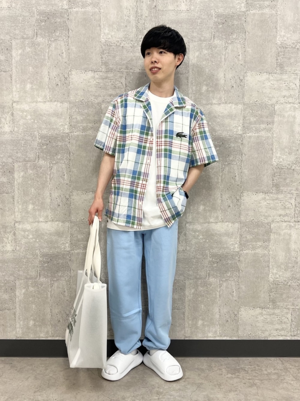 「春めき満開コーデ、春コーデ、チェックシャツ、スウェットパンツ、サンダル、トートバッグ、夏、ラコステ、LACOSTE」｜「LACOSTEのオープンネックチェックシャツ（シャツ/ブラウス、グリーン系）」を使った、sakataさん（メンズ・169cm）の春コーディネートの1枚目の写真