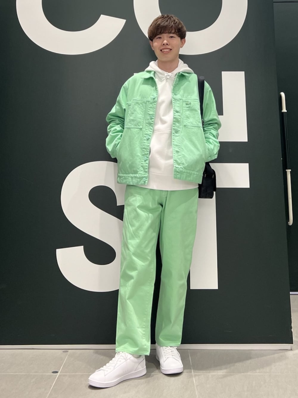 「春コーデ、ジャケット、春めき満開コーデ、メンズファッション、春服コーデ、おでかけコーデ、セットアップ、テーラードジャケット、ラコステ、LACOSTE、デニム」｜「LACOSTEの11.5oz ボックスカラーデニムジャケット（デニムジャケット、グリーン系）」を使った、sakataさん（メンズ・169cm）の春コーディネートの1枚目の写真