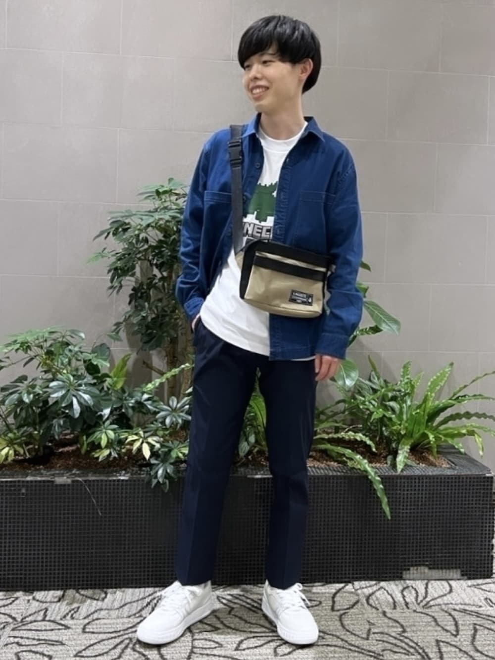 「ジャケット、春めき満開コーデ、春コーデ、メンズファッション、春服、春服コーデ、デニム、デニムシャツ、スラックス、ショルダーバッグ、スニーカー、ラコステ、LACOSTE」｜「LACOSTEのストレッチデニムシャツジャケット（シャツ/ブラウス、ブルー系）」を使った、sakataさん（メンズ・169cm）の春コーディネートの1枚目の写真